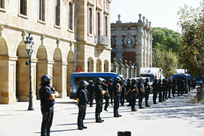 Mossos d'Esquadra davant del Parlament de Catalunya.