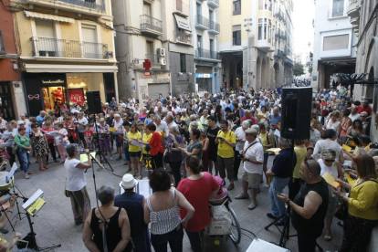 Uns dos-cents cantaires van demanar ahir a Lleida la llibertat dels presos.