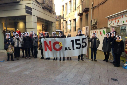 Treballadors de la delegació de l'Agència d'Habitatge a Lleida, aquest dilluns amb caretes de Puigdemont.