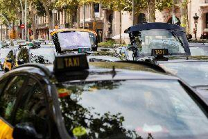 Els 1.500 taxis que ocupen la Gran Via tallen el trànsit al Passeig de Gràcia