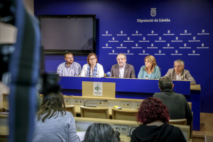 Gerard Sabarich, Rosa Maria Perelló, Rosa Pujol i Jordi Latorre al costat de Reñé (centre) ahir.