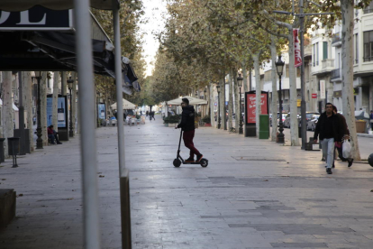 Un usuario de patinete eléctrico, ayer en Lleida
