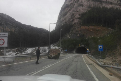 El cotxe detrossat per la caiguda d’una roca a l’N-230 al Pont de Suert.