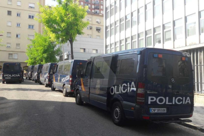 Furgones de la Policía Nacional este martes por la mañana en la comisaría de Lleida.