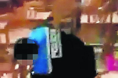 Fragments del vídeo en el qual es veu un urbà agredint el jove dimecres passat.