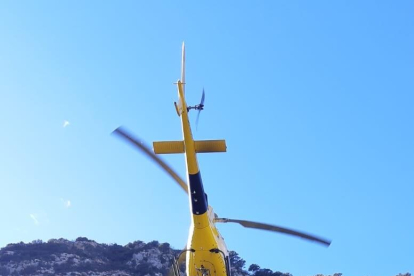 El helicóptero que trasladó el material y la ermita de Organyà.
