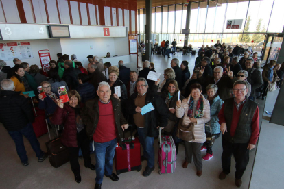 Alguns dels jubilats que van volar ahir des d’Alguaire a Menorca, al mostrar els bitllets abans de facturar.