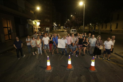 Los vecinos en la medianoche cuando cortaron la calle Lluís Companys.
