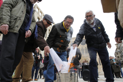 Jubilats van cremar les notificacions del Govern a la plaça Sant Joan de Lleida.