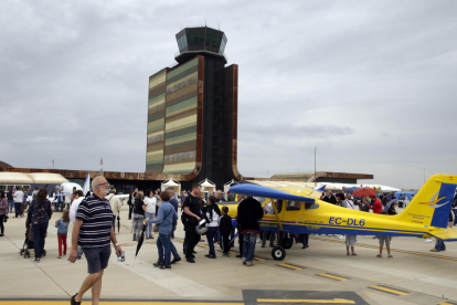 La plataforma del aeropuerto de Lleida-Alguaire se llenó ayer de visitantes en la jornada cumbre del Lleida Air Challenge 2018.