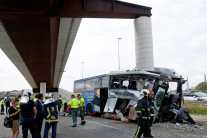 Almenys quatre morts en xocar un autobús amb un pilar a Avilès