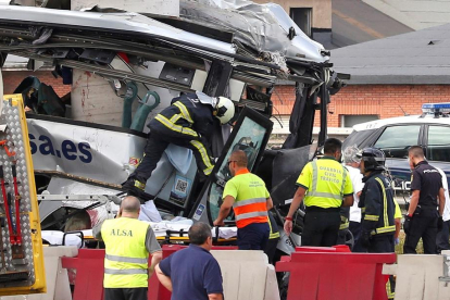 Al menos cuatro fallecidos al chocar un autobús con un pilar en Avilès