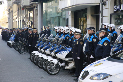 Agentes de la Guardia Urbana en formación el día de su patrona, Santa Cecília.