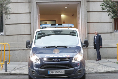 El vehicle policial que ha trasllat Junqueras des dels calabossos de l'Audiència Nacional entra al Tribunal Suprem.