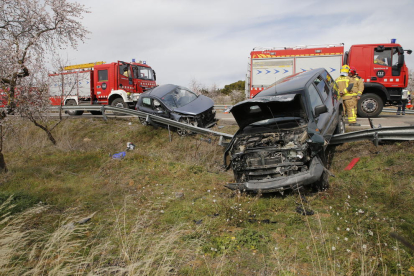 Vista del estado en el que quedaron los dos vehículos implicados ayer en la colisión en la carretera C-12 en Llardecans, en el Segrià. 