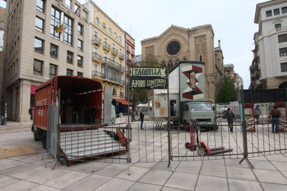 L’escenari ja començava a prendre ahir la plaça de Sant Joan per a la Fira de Titelles.