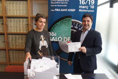 El director de Fira de Mollerussa, Poldo Segarra, extreu la butlleta guanyadora del concurs de 6.000 euros entre els compradors.