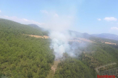 Vista del incendio forestal declarado ayer en Lladurs, en el Solsonès. 