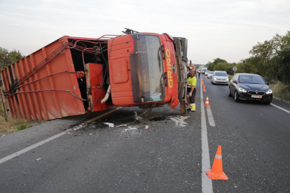 Nou accident a l’N-240 - Un camió va bolcar ahir a la carretera N-240 a l’altura de les Borges en direcció Lleida, encara que només es van registrar danys materials i es va donar pas alternatiu als vehicles. Val a recordar que a l’N-240 hi ...