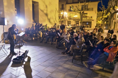 La plaza del Ajuntament de Guissona acogió anoche el primer recital del ciclo ‘Música pel diàleg’.