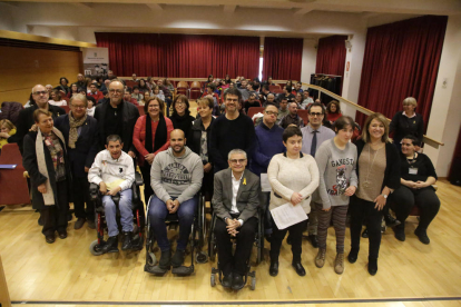 Usuarios y profesionales de las entidades leridanas que ayer leyeron un manifiesto en Lleida. 