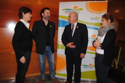 Lluïsa Julià, Josep Manel Vidal, Joan Trull i Àngels Marzo, ahir a la presentació de l’obra guanyadora.