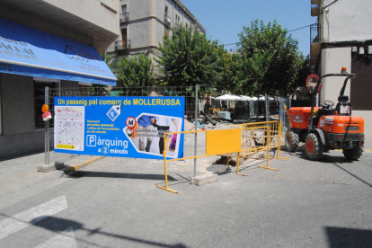 Una de las pancartas para promocionar el comercio que se ha instalado en la calle Ferran Puig. 