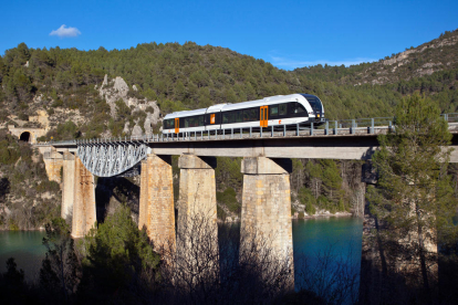 Imagen de archivo del tren de La Pobla cruzando un puente.