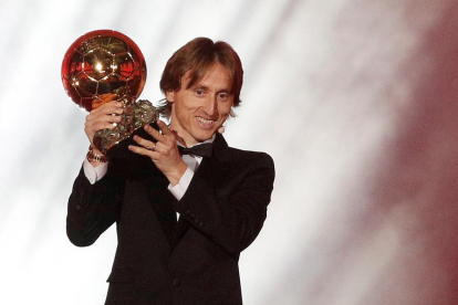 Luka Modric muestra su trofeo anoche en París.