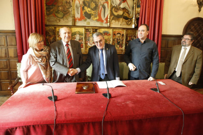 Un momento de la firma del convenio entre el Cercle de Belles Arts y el Museu Jaume Morera. 