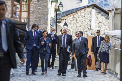 El ministro Borrell y el embajador de España en Andorra y exalcalde de Lleida, Àngel Ros.