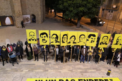 Participantes en la cacerolada de ayer en Tàrrega contra las peticiones de cárcel para los líderes independentistas.