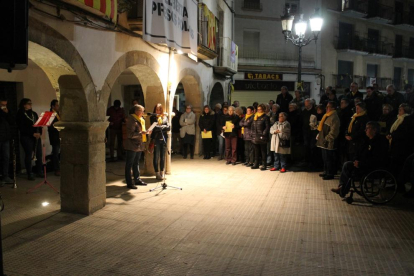 Participantes en la cacerolada de ayer en Tàrrega contra las peticiones de cárcel para los líderes independentistas.