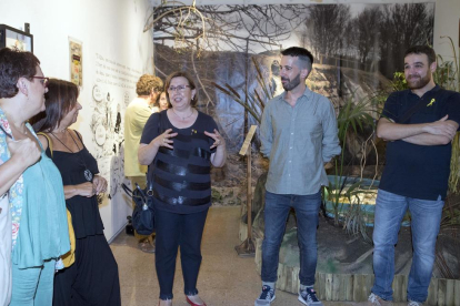 L’alcaldessa, Rosa Maria Perelló, al costat del director artístic, Jordi Duran, a l’exposició sobre Pedrolo.