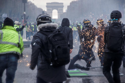 Disturbios en París durante la marcha de los “chalecos amarillos”, el sábado.