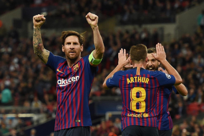 Leo Messi festeja la importante victoria lograda ayer en Wembley.