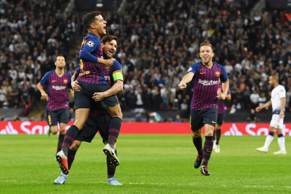 Leo Messi festeja la importante victoria lograda ayer en Wembley.