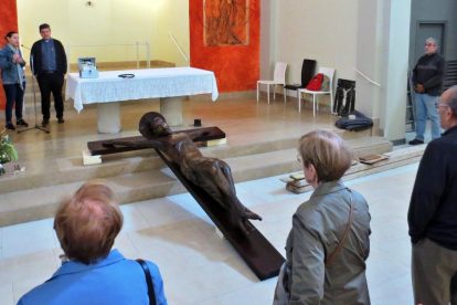 La figura del Sant Crist de Cervera es va acomiadar dimarts passat de la parròquia de Sant Antoni.