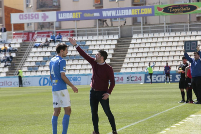 Gerard Albadalejo dóna instruccions a Albístegui durant el partit de diumenge passat.