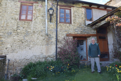Peter Rolsland, davant la seua casa a Ars, a les Valls de Valira.