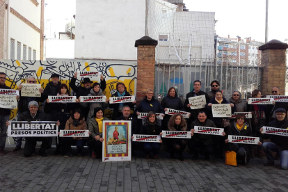 Personal de diferents conselleries i d’entitats cíviques de Lleida van tornar a reclamar ahir l’alliberament dels presos.