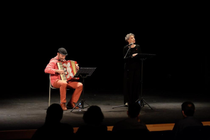 Recital de la actriz Carme Sansa, con Jaume Mallofré al acordeón.