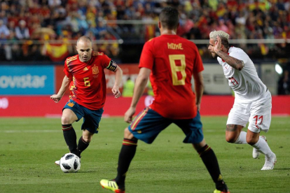 Andrés Iniesta conduce el balón en una acción del partido de ayer, en el que España no pasó del empate ante Suiza.