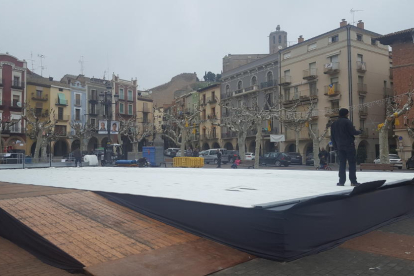 Imatge de les obres per instal·lar la pista de gel a la plaça Mercadal de Balaguer.