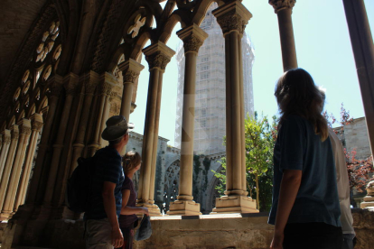 Turistes a la Seu Vella de Lleida en una imatge d'arxiu.