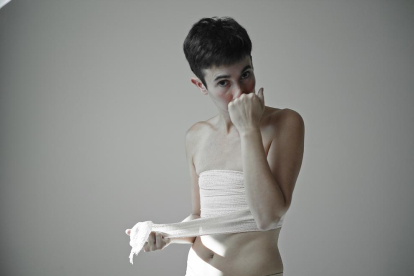 La actriz Mariona Castillo protagoniza el montaje de teatro-danza y música en directo ‘Limbo’.