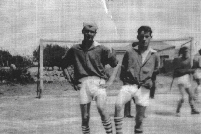 Dos futbolistes del Barbens dels anys 40 en una de les fotos més antigues que s’han pogut reunir.