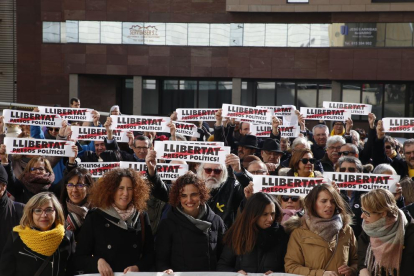 Un gran llaç groc va recordar ahir els tres mesos d’Oriol Junqueras a la presó.