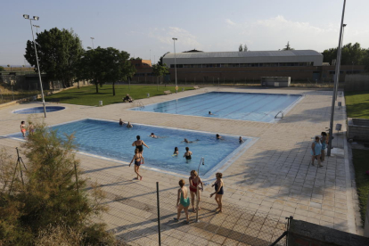 A pesar de la prohibición, a última hora de ayer se pudieron ver algunos bañistas en la piscina clausurada en el recinto de Magraners. 