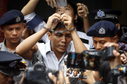 El periodista de Reuters Kyaw Soe Oo fuera del tribunal de Rangún